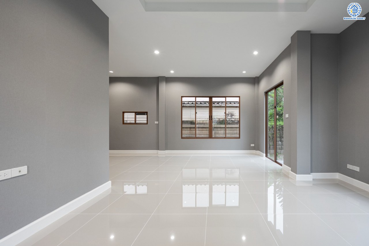 บ้านมือสองตกแต่งใหม่ ทำเลใจกลางเมือง โครงการ บุราสิริ งามวงศ์วาน-ประชาชื่น บ้านหลังใหญ่ เนื้อที่ 56.2 ตร.ว. ฟังก์ชัน 3 ห้องนอน 3 ห้องน้ำ 2 ที่จอดรถ พื้นที่ใช้สอย 183 ตร.ม. เชื่อมต่อถนนหลายสาย ใกล้เดอะมอลล์ งามวงศ์วาน และจุดขึ้นทางด่วนงามวงศ์วาน